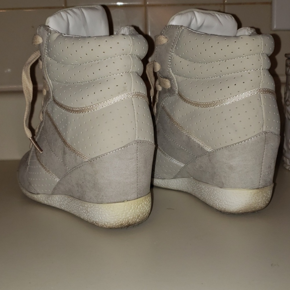 Shoes - Picture 3 of 4